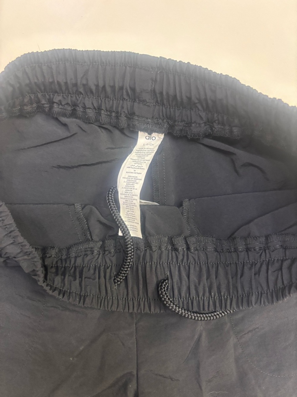 S ALO Yoga ALUMNI Black Athletic Shorts Elastic Waist Side Pockets NWOT Casual - Picture 5 of 7